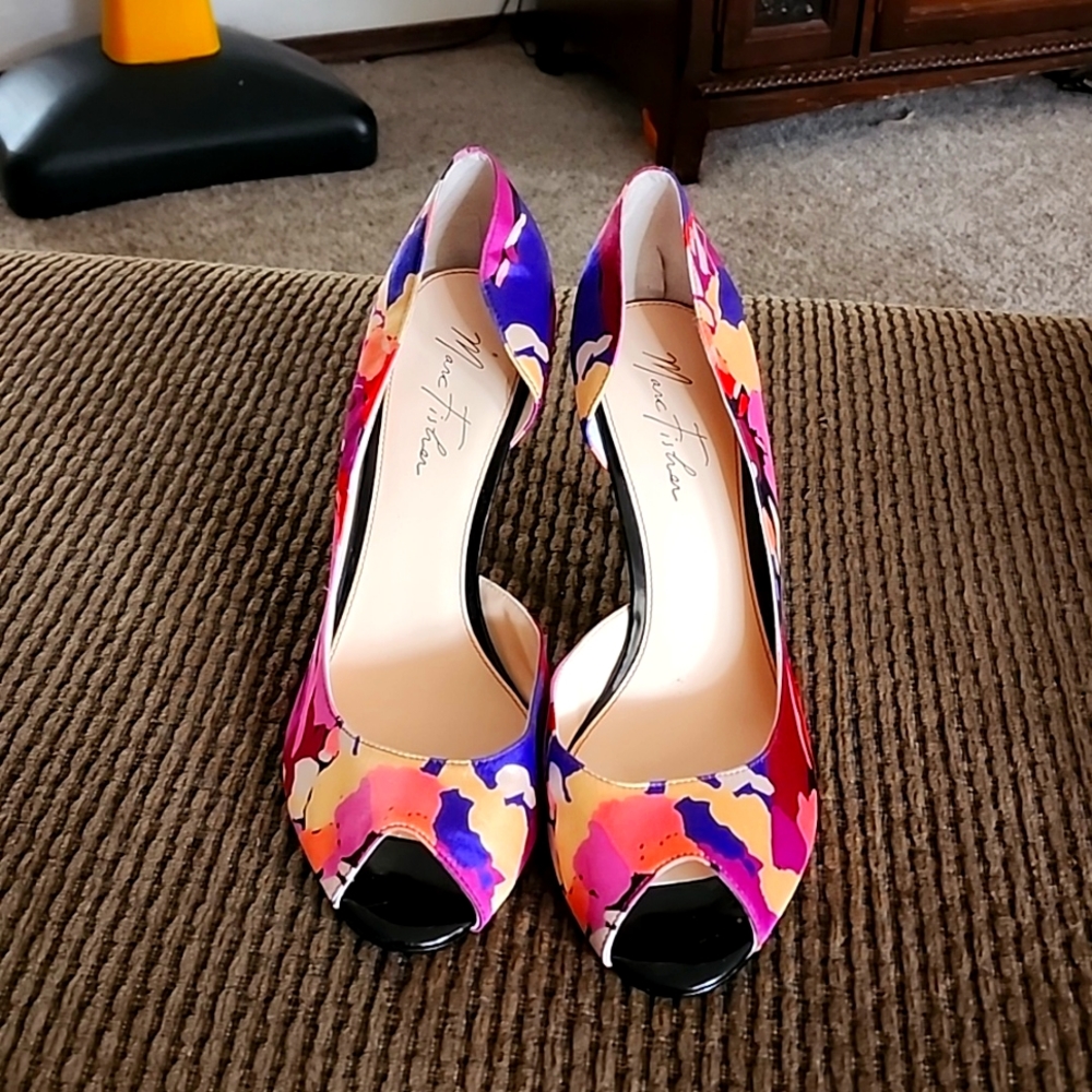 Multi colored high heels 👠 Marc Fisher. Size 10